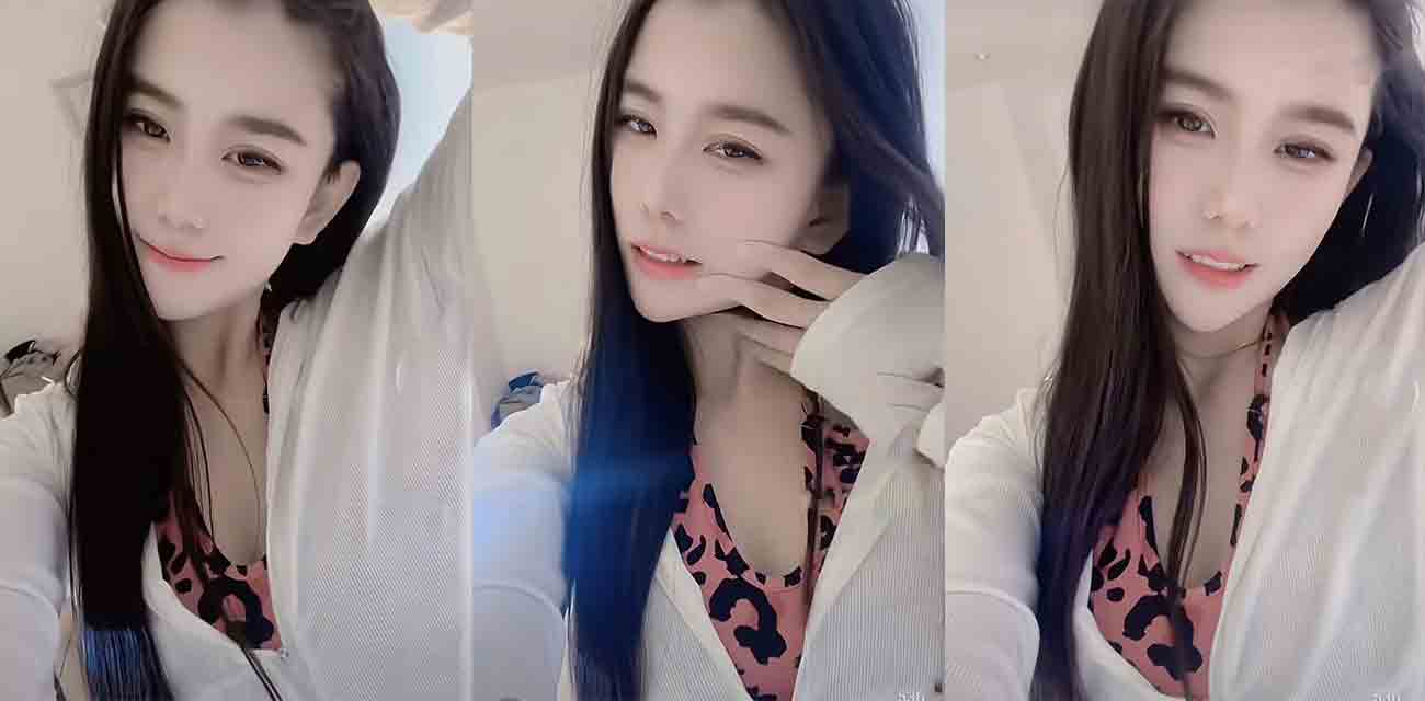 抖音80万网红【李漂亮】会员定制视频，反差骚鸡用逼怼着镜头拍逼缝清晰可见