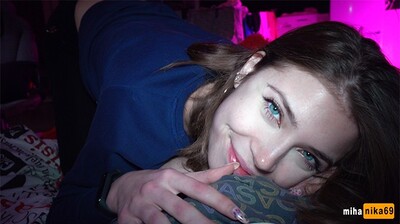 狂插MIHANIKA69的嫩穴，干得她淫水四溅！